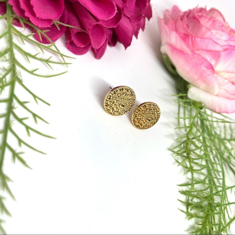 VINTAGE⚜️ORNATE Golden Medallion Button Stud Earrings - Picture 4 of 8